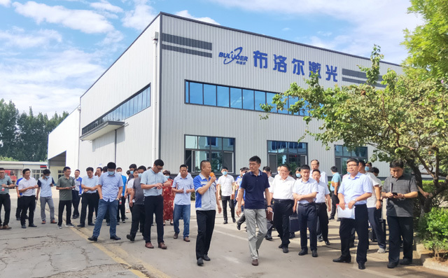 團(tuán)體組織對(duì)布洛爾數(shù)控切割機(jī)廠家進(jìn)行考察