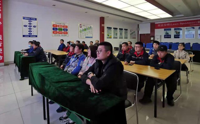 布洛爾員工專注聽講，不錯(cuò)過(guò)任何一個(gè)細(xì)節(jié)
