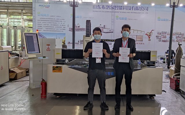 滄州展會開展過程中，河北客戶定購我公司激光切割機設(shè)備