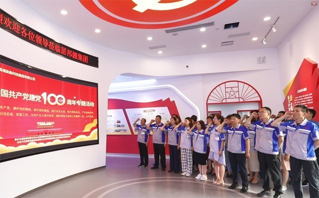 我黨支部全體黨員同志在黨支部書記的帶領(lǐng)下重溫入黨誓詞。