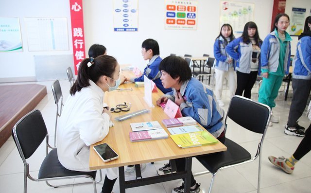 女工在進(jìn)行健康咨詢(xún)