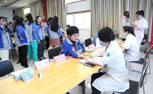專(zhuān)家為女工進(jìn)行把脈問(wèn)診
