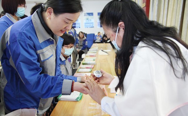 專(zhuān)家在為布洛爾女工測(cè)血糖
