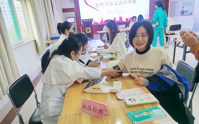 專(zhuān)家團(tuán)隊(duì)在為女工進(jìn)行血壓檢測(cè)